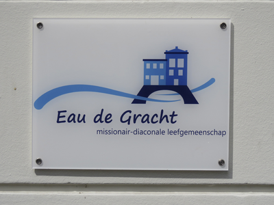 908379 Afbeelding van het naambordje 'Eau de Gracht' - missionair-diaconale leefgemeenschap, op de gevel van het pand ...